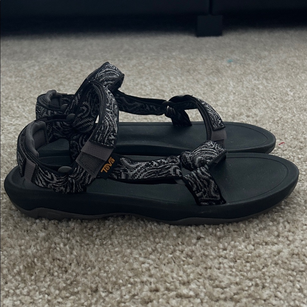 Teva Kids size 7 Black and Gray Patterned Sandals (Fits Woman’s size 9)